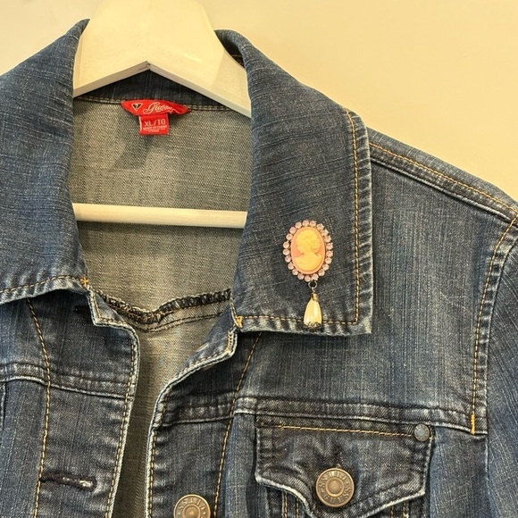 Vintage Cameo Brooch Pin with Sparkling Pink Rhinestones - Picture 3 of 9